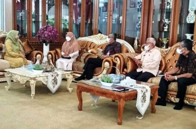 Bunda PAUD Kota Solok Ny. Zulmiyetti Zul Elfian Umar beraudensi dengan Kepala Balai Pengembangan PAUD dan Pendidikan Masyarakat Provinsi Sumatera Barat Dr. Wisman Endrimon, M.Pd mengunjungi Kota Solok